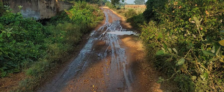ಗುಂಡಾಲ್ ಜಲಾಶಯ ನಾಲೆಯ ನೀರು ಹನೂರು ತಾಲ್ಲೂಕಿನ ಕಣ್ಣೂರು ಗ್ರಾಮದ ಬಳಿ ರಸ್ತೆಯ ಮೇಲೆ ಹರಿಯುತ್ತಿರುವುದು