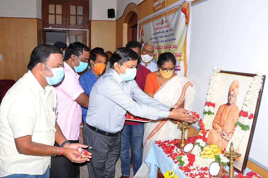 ಚಿಕ್ಕಮಗಳೂರಿನಲ್ಲಿ ಏರ್ಪಡಿಸಿದ್ದ ಕಾರ್ಯಕ್ರಮಲ್ಲಿ ಜಿಲ್ಲಾಧಿಕಾರಿ ಕೆ.ಎನ್.ರಮೇಶ್ ಅವರುಸ್ವಾಮಿ ವಿವೇಕಾನಂದ ಅವರ ಭಾವಚಿತ್ರಕ್ಕೆ ಪುಷ್ಪ ನಮನ ಸಲ್ಲಿಸಿದರು.