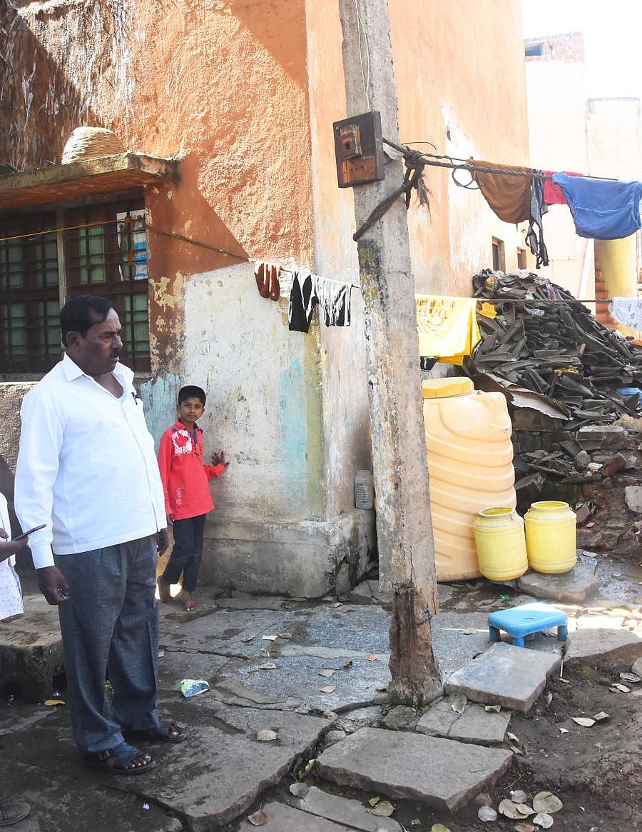 ಹುಬ್ಬಳ್ಳಿಯ ಕುಲಕರ್ಣಿ ಹಕ್ಕಲದ ವಿದ್ಯುತ್ ಕಂಬ ಬೀಳುವ ಸ್ಥಿತಿ ತಲುಪಿದೆ