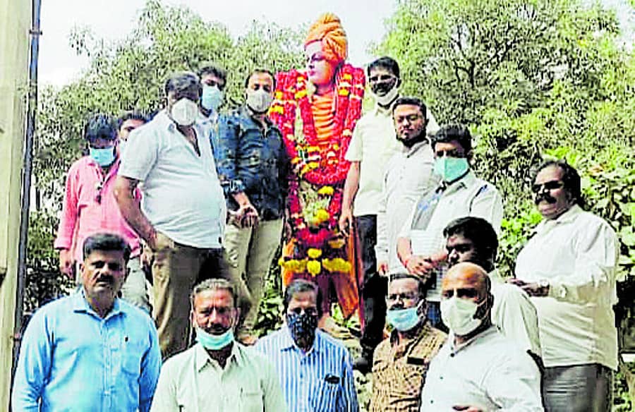 ಮಾಲೂರು ಪಟ್ಟಣದ ಬಸ್ನಿಲ್ದಾಣ ಬಳಿಯ ಪುರಸಭೆ ಉದ್ಯಾನದಲ್ಲಿ ತಾಲ್ಲೂಕು ಕಾಂಗ್ರೆಸ್ ಘಟಕದಿಂದ ಮಾಜಿ ಶಾಸಕ ಎ. ನಾಗರಾಜು ಅವರು ವಿವೇಕಾನಂದರ ಪುತ್ಥಳಿಗೆ ಪುಷ್ಪನಮನ ಸಲ್ಲಿಸಿದರು. ಎಂ.ಜಿ. ಮಧುಸೂದನ್, ಎನ್.ವಿ. ಮುರಳೀಧರ್, ಆರ್. ವೆಂಕಟೇಶ್, ಎ. ಅಶ್ವತ್ಥರೆಡ್ಡಿ ಹಾಜರಿದ್ದರು