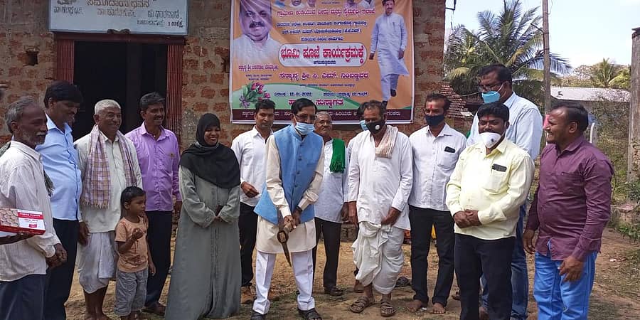 ಕಲಘಟಗಿ ತಾಲ್ಲೂಕಿನ ಸಂಗಟಿಕೊಪ್ಪ ಗ್ರಾಮದಲ್ಲಿ ಜಲಜೀವನ್ ಮಿಷನ್ ಕಾಮಗಾರಿಗೆ ಶಾಸಕ ಸಿ.ಎಂ. ನಿಂಬಣ್ಣವರ ಚಾಲನೆ ನೀಡಿದರು