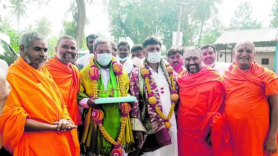 ಪಾದಯಾತ್ರೆಯ ಸಂದರ್ಭ ಡಿ.ಕೆ. ಶಿವಕುಮಾರ್ ಹಾಗೂ ಸಿದ್ದರಾಮಯ್ಯ ಅವರನ್ನು ಆದಿಚುಂಚನಗಿರಿ ಪೀಠದ ಅರ್ಚಕರಹಳ್ಳಿ ಶಾಖಾ ಮಠದ ಅನ್ನದಾನೇಶ್ವರನಾಥ ಸ್ವಾಮೀಜಿ, ಹಾಸನ ಶಾಖಾ ಮಠದ ಶಂಭುನಾಥಸ್ವಾಮೀಜಿ, ದಸರೀಘಟ್ಟ ಶಾಖಾ ಮಠದ ಚಂದ್ರಶೇಖರನಾಥ ಸ್ವಾಮೀಜಿ, ಕಬ್ಬಳಿ ಶಾಖಾ ಮಠದ ಶಿವಪುತ್ರನಾಥ ಸ್ವಾಮೀಜಿ ಸನ್ಮಾನಿಸಿದರು