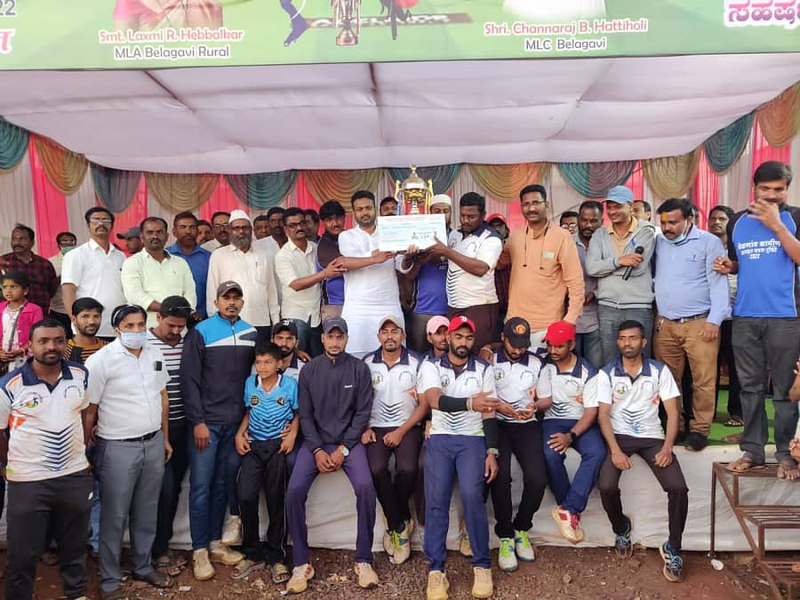 ಬೆಳಗಾವಿ ತಾಲ್ಲೂಕಿನ ಸಾಂಬ್ರಾಮದಲ್ಲಿ ನಡೆದ ಕ್ರಿಕೆಟ್ ಟೂರ್ನಿಯಲ್ಲಿ ವಿಜೇತರಾದ ತಂಡಗಳಿಗೆ ವಿಧಾನಪರಿಷತ್ ಸದಸ್ಯ ಚನ್ನರಾಜ ಹಟ್ಟಿಹೊಳಿ ಬಹುಮಾನ ವಿತರಿಸಿದರು