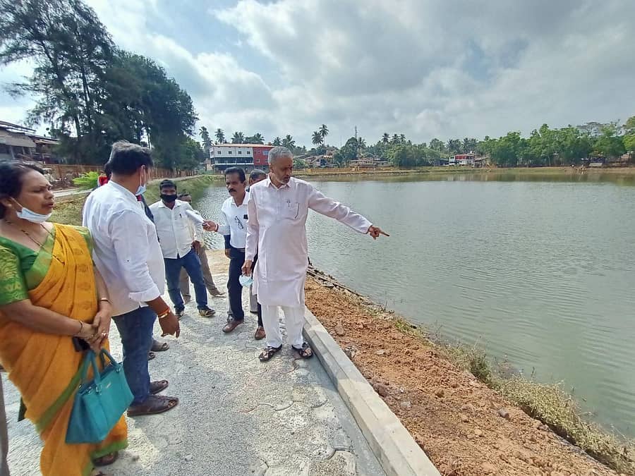 ವಿಧಾನಸಭಾ ಅಧ್ಯಕ್ಷ ವಿಶ್ವೇಶ್ವರ ಹೆಗಡೆ ಕಾಗೇರಿ ಗುರುವಾರ ಶಿರಸಿಯ ದೇವಿಕೆರೆ ವೀಕ್ಷಿಸಿದರು. ನಗರಸಭೆ ಅಧ್ಯಕ್ಷ ಗಣಪತಿ ನಾಯ್ಕ, ಉಪಾಧ್ಯಕ್ಷೆ ವೀಣಾ ಶೆಟ್ಟಿ ಇದ್ದಾರೆ