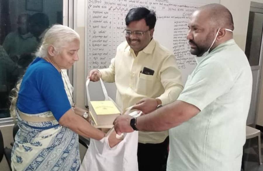 ವಿಜಯಪುರ ನಗರದ ಸಿಎನ್ಎಫ್ ಸಂಸ್ಥೆಯ ಮೂಲಕ ಸಂಗಮೇಶ ಬಬಲೇಶ್ವರ ಕೈಗೊಂಡಿರುವ ‘ಜ್ಞಾನ ಜೋಳಿಗೆ’ ಕಾರ್ಯಕ್ರಮಕ್ಕೆ ತಮ್ಮ ಬಳಿಯಿದ್ದ ಪುಸ್ತಕವನ್ನು ಹಾಕುವುದರ ಮೂಲಕ ಸಾಮಾಜಿಕ ಹೋರಾಟಗಾರ್ತಿ ಮೇಧಾ ಪಾಟ್ಕರ್ ಶುಭ ಹಾರೈಸಿದರು