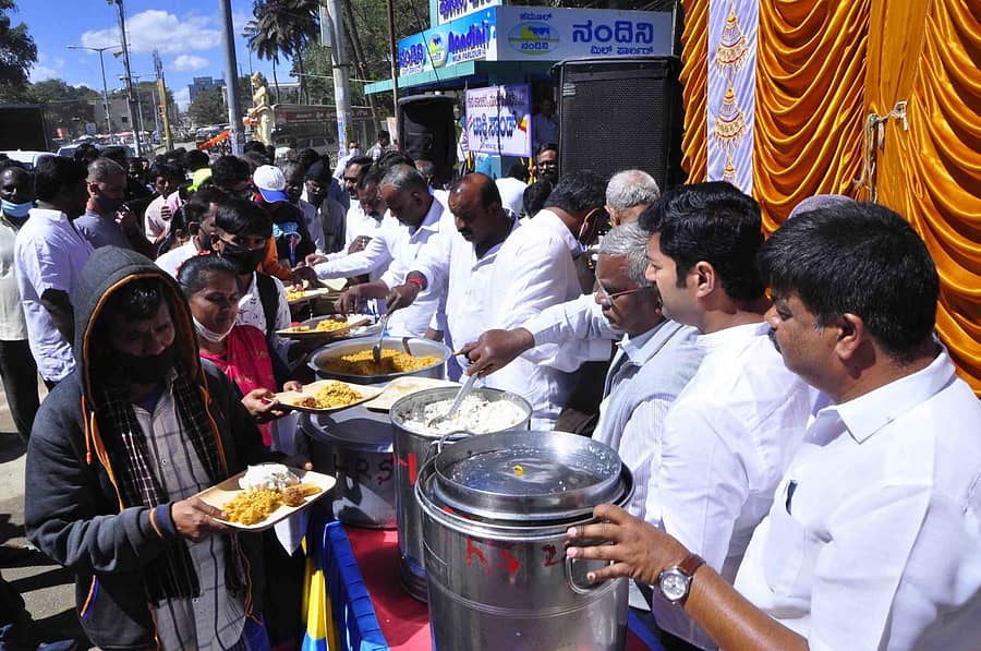 ಹಾಸನದ ಹೇಮಾವತಿ ಪ್ರತಿಮೆ ಬಳಿ ಮಠದ ಭಕ್ತರು ಸಾರ್ವಜನಿಕರಿಗೆ ಅನ್ನದಾಸೋಹ ಏರ್ಪಡಿಸಿದ್ದರು