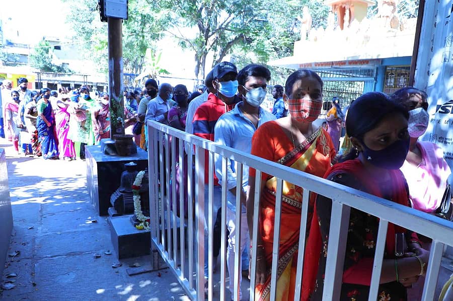 ಚಿತ್ರದುರ್ಗ ನಗರದ ಆನೆಬಾಗಿಲ ಬಳಿಯ ಲಕ್ಷ್ಮೀ ವೆಂಕಟೇಶ್ವರಸ್ವಾಮಿ ದೇವಸ್ಥಾನದಲ್ಲಿ ದೇವರ ದರ್ಶನಕ್ಕೆ ಸರತಿ ಸಾಲಲ್ಲಿ ನಿಂತ ಭಕ್ತರು.