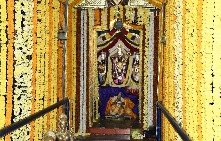 ಶಿವಮೊಗ್ಗ ವೆಂಕಟೇಶ್ವರ ನಗರದ ವೆಂಕಟೇಶ್ವರ ದೇವಾಲಯದಲ್ಲಿ ವೈಕುಂಠ ಏಕಾದಶಿ ಅಂಗವಾಗಿ ವಿಶೇಷ ಅಲಂಕಾರ ಮಾಡಲಾಗಿತ್ತು.