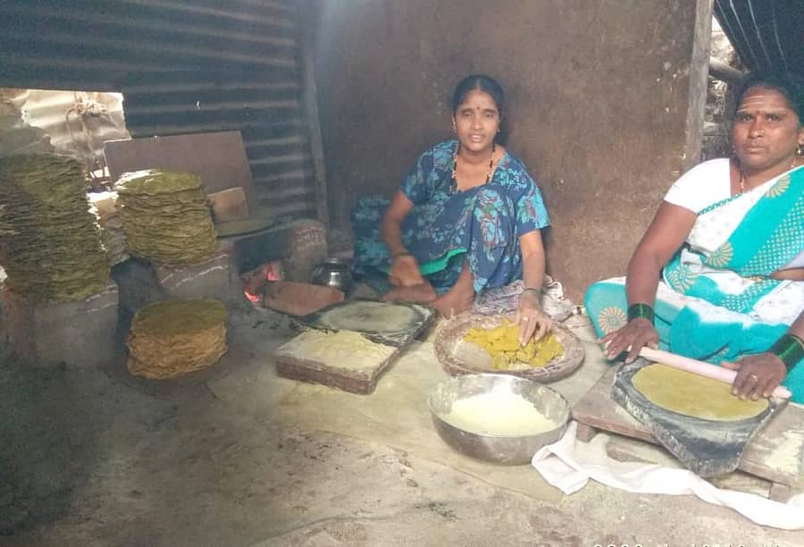 ಮೂಡಲಗಿಯ ಜಾನುವಾರ ಪೇಟೆಯ ಬಳಿ ಶಾಂತಾ ಪವಾಡಯ್ಯ ನಿರ್ವಣಿ ಸಜ್ಜೆ ರೊಟ್ಟಿ ಮಾಡುತ್ತಿರುವುದು