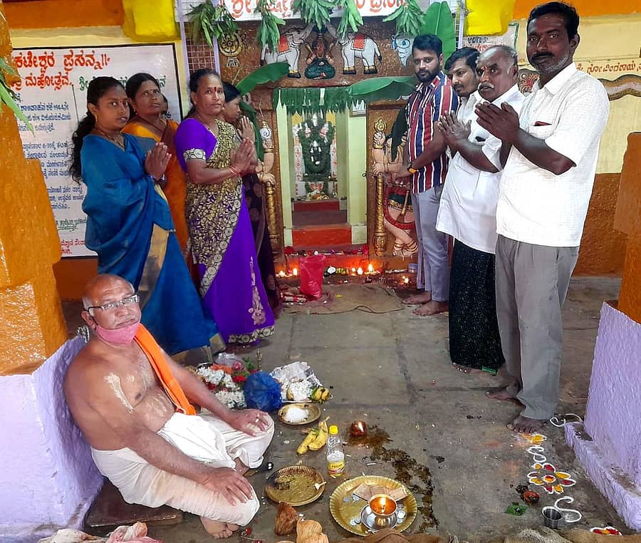 ಕಾರಟಗಿಯ ವೆಂಕಟೇಶ್ವರ ದೇವಾಲಯದಲ್ಲಿ ವೈಕುಂಠ ಏಕಾದಶಿ ನಿಮಿತ್ತ ಗುರುವಾರ ಭಕ್ತರು ದರ್ಶನ ಪಡೆದರು