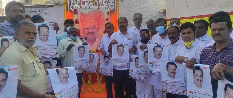 ಶಹಾಬಾದ್ ನಗರದ ಶ್ರೀರಾಮ ವೃತ್ತದಲ್ಲಿ ಸಂತೋಷಕುಮಾರ ಇಂಗಿನಶೆಟ್ಟಿ ಅವರ ಪುಣ್ಯಸ್ಮರಣೆ ನಿಮಿತ್ತ ಆಯೋಜಿಸಲಾದ ಕಾರ್ಯಕ್ರಮದಲ್ಲಿ ಶಾಸಕ ಬಸವರಾಜ ಮತ್ತಿಮಡು ಅವರು ಕ್ಯಾಲೇಂಡರ್ ಬಿಡುಗಡೆ ಮಾಡಿದರು