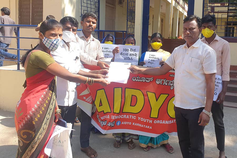 ನರೇಗಾ ಅಡಿಯಲ್ಲಿ ಕೂಲಿ ಕೆಲಸ ನೀಡಬೇಕು ಎಂದು ಆಗ್ರಹಿಸಿ ಕೊಪ್ಪಳದಲ್ಲಿ ಕೂಲಿಕಾರರು ಎವೈಡಿಎಸ್ಒ ನೇತೃತ್ವದಲ್ಲಿ ಪ್ರತಿಭಟನೆ ನಡೆಸಿ ತಾಲ್ಲೂಕು ಪಂಚಾಯಿತಿ ಅಧಿಕಾರಿಗಳಿಗೆ ಮನವಿ ಸಲ್ಲಿಸಿದರು