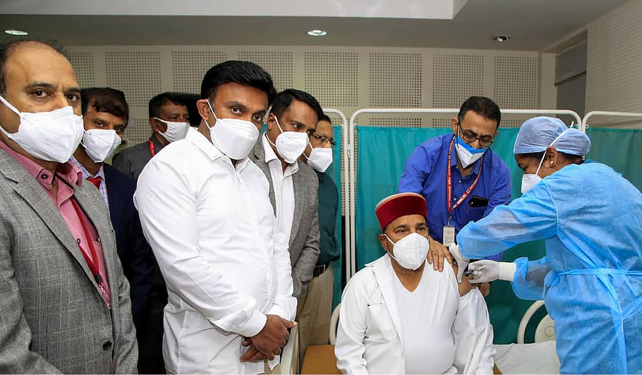 ಥಾವರಚಂದ್ ಗೆಹಲೋತ್ ಅವರು ಬೂಸ್ಟರ್ ಡೋಸ್ ಲಸಿಕೆ ಪಡೆದುಕೊಂಡರು. ವಿಕ್ಟೋರಿಯಾ ಆಸ್ಪತ್ರೆ ವೈದ್ಯಕೀಯ ಅಧೀಕ್ಷಕ ಡಾ. ರಮೇಶ್ ಕೃಷ್ಣ, ಡಾ.ಕೆ. ಸುಧಾಕರ್ ಇದ್ದರು – ಪ್ರಜಾವಾಣಿ ಚಿತ್ರ