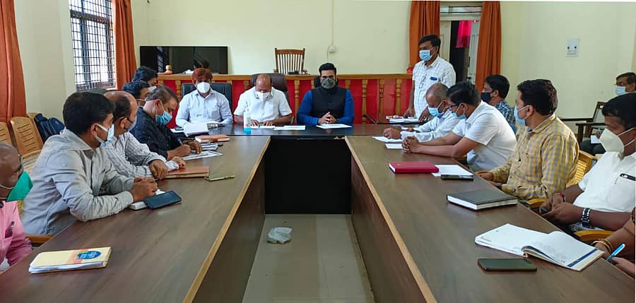 ಸಕಲೇಶಪುರದಲ್ಲಿ ಶಾಸಕ ಎಚ್‌.ಕೆ. ಕುಮಾರಸ್ವಾಮಿ ಅಧ್ಯಕ್ಷತೆಯಲ್ಲಿ ಶುಕ್ರವಾರ ಕೋವಿಡ್‌ ಮುನ್ನೆಚ್ಚರಿಕೆ ಸಂಬಂಧ ತಾಲ್ಲೂಕು ಮಟ್ಟದ ಅಧಿಕಾರಿಗಳ ಸಭೆ ನಡೆಯಿತು