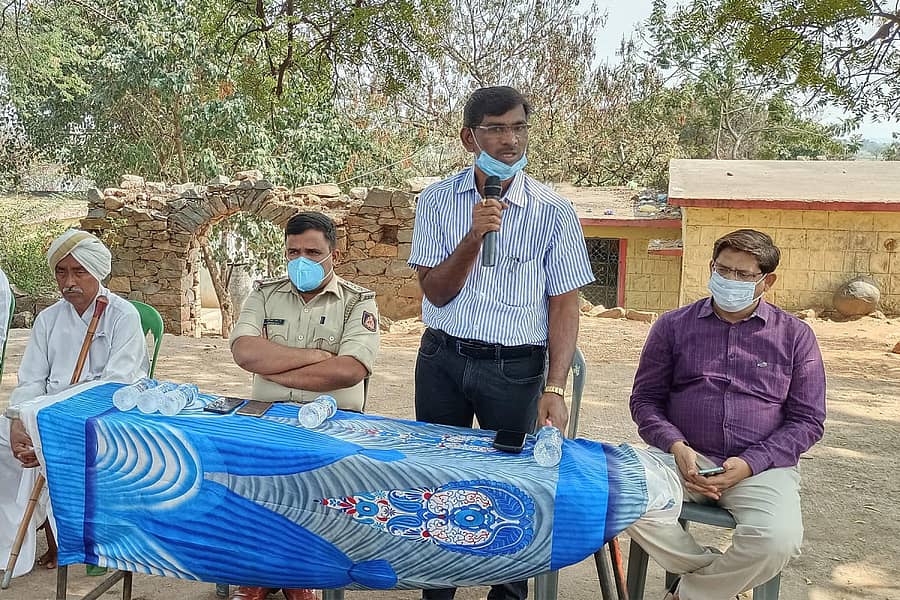 ಕಕ್ಕೇರಾ ಪಟ್ಟಣದ ಸೋಮನಾಥ ದೇವಾಲಯದ ಆವರಣದಲ್ಲಿ ನಡೆದ ಶಾಂತಿ ಸಭೆಯಲ್ಲಿ ತಹಶೀಲ್ದಾರ್ ಸುಬ್ಬಣ್ಣ ಜಮಖಂಡಿ ಮಾತನಾಡಿದರು