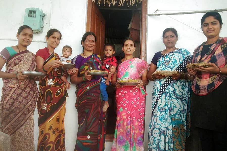 ಹನುಮಸಾಗರದಲ್ಲಿ ಶುಕ್ರವಾರ ಸಂಕ್ರಾಂತಿ ಹಬ್ಬದ ಮುನ್ನಾ ದಿನವಾದ ಭೋಗಿ ದಿನವನ್ನು ಮಹಿಳೆಯರು ಸಂಭ್ರಮದಿಂದ ಆಚರಿಸಿದರು