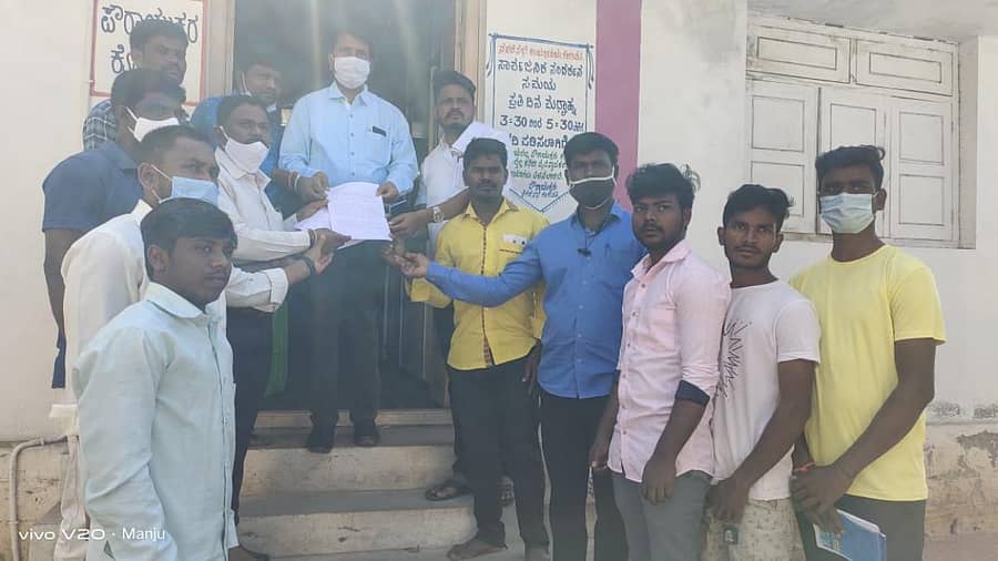 ಹಿರೇಜಂತಕಲ್ಲಿನ 28ನೇ ವಾರ್ಡ್ನಲ್ಲಿರುವ ಡಾ.ಬಿ.ಆರ್.ಅಂಬೇಡ್ಕರ್ ಗ್ರಂಥಾಲಯಕ್ಕೆ ಮೂಲ ಸೌಕರ್ಯಗಳು ಕಲ್ಪಿಸುವಂತೆ ಆಗ್ರಹಿಸಿ, ವಾರ್ಡಿನ ಸದಸ್ಯರು ನಗರಸಭೆ ಪೌರಾಯುಕ್ತರಿಗೆ ಮನವಿ ಸಲ್ಲಿಸಿದರು.