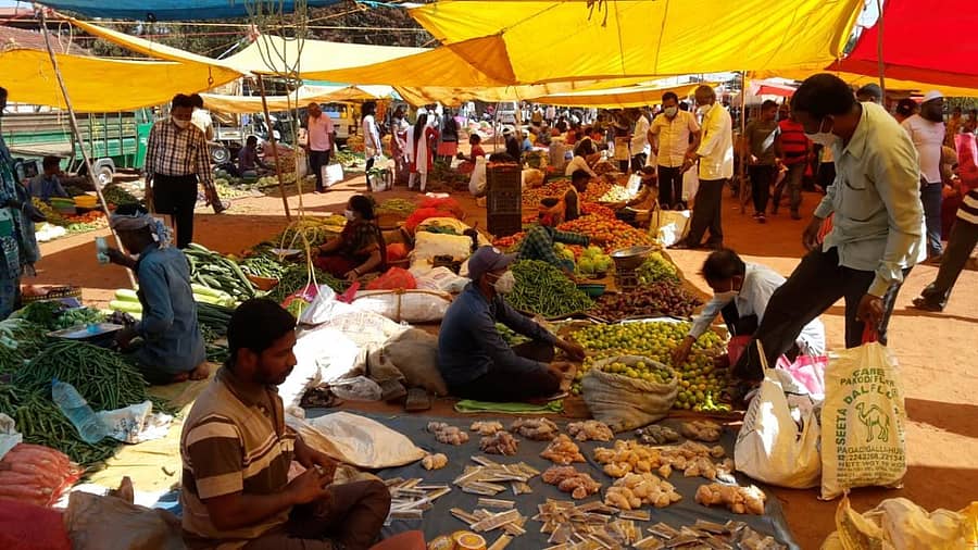 ಸಾಗರದ ನೆಹರೂ ಮೈದಾನದಲ್ಲಿ ಪ್ರತಿ ಗುರುವಾರ ತಾತ್ಕಾಲಿಕವಾಗಿ ನಡೆಯುತ್ತಿರುವ ಸಂತೆ