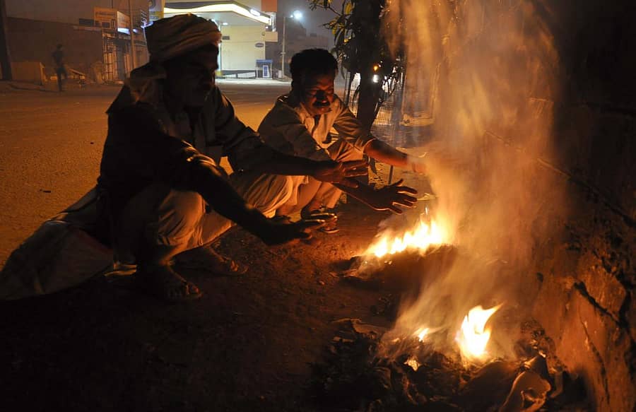 ವಿಜಯಪುರ ನಗರದಲ್ಲಿ ಶನಿವಾರ ಮುಂಜಾನೆ ಬೀಸಿದ ಶೀತಗಾಳಿಯಿಂದ ಪಾರಾಗಲು ಜನರು ಬೆಂಕಿ ಕಾಯಿಸಿದರು–ಪ್ರಜಾವಾಣಿ ಚಿತ್ರ