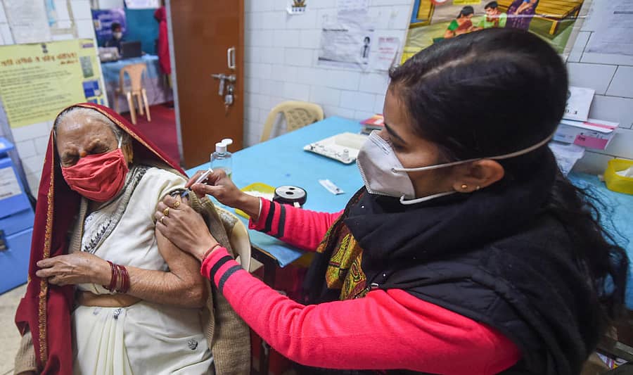 ನವದೆಹಲಿಯಲ್ಲಿ ಭಾನುವಾರ ಆರೋಗ್ಯ ಕಾರ್ಯಕರ್ತರೊಬ್ಬರು ವೃದ್ಧೆಗೆ ಕೋವಿಡ್ ಲಸಿಕೆ ನೀಡಿದರು –ಪಿಟಿಐ ಚಿತ್ರ
