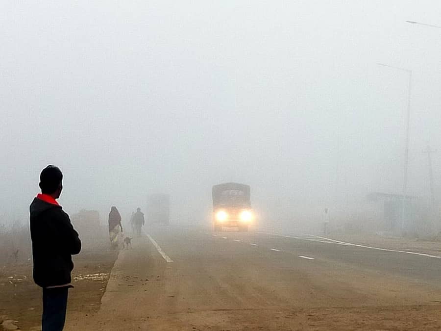 ಬೀದರ್ ಜಿಲ್ಲೆ ಕಮಲನಗರದಲ್ಲಿ ಭಾನುವಾರ ಬೆಳಿಗ್ಗೆ 10 ಗಂಟೆಯಾದರೂ ಮಂಜು ಕಡಿಮೆಯಾಗಿರಲ್ಲಿಲ್ಲ. ಮಂಜಿನಲ್ಲೇ ವಾಹನಗಳು ಲೈಟ್ ಹಚ್ಚಿಕೊಂಡು ಸಾಗಿದವು/ ಚಿತ್ರ: ಮನೋಜಕುಮಾರ ಹಿರೇಮಠ