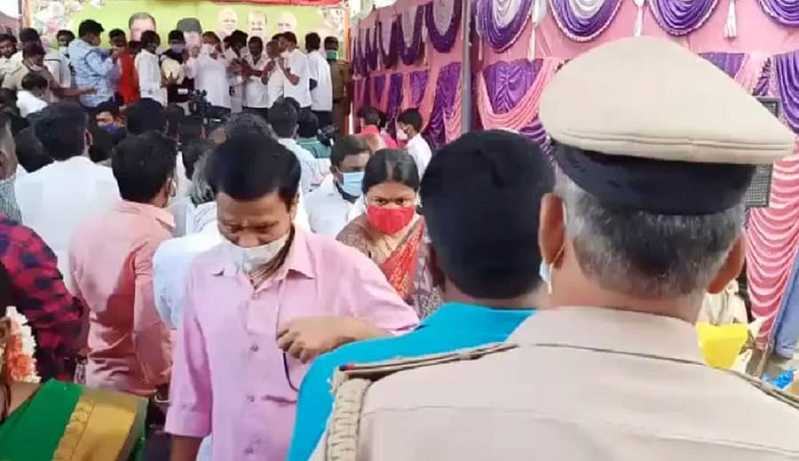 ಜಗಳೂರು ಶಾಸಕ ಎಸ್.ವಿ. ರಾಮಚಂದ್ರ ಅವರು ತನ್ನ ಜನ್ಮ ದಿನವನ್ನು ದಾವಣಗೆರೆ ಕೆ.ಬಿ. ಬಡಾವಣೆಯಲ್ಲಿರುವ ಮನೆಯ ಮುಂಭಾಗ ಆಚರಿಸಿಕೊಂಡರು