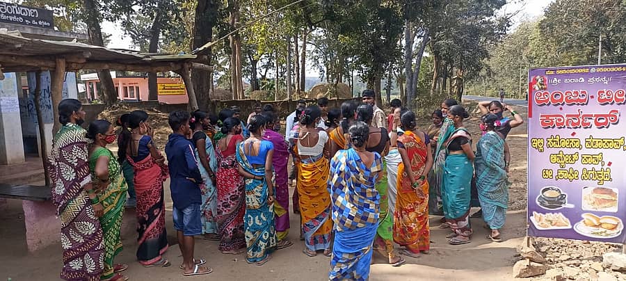 ಅನಧಿಕೃತ ಮದ್ಯ ಮಾರಾಟ ವಿರುದ್ಧ ಸಿಡಿದೆದ್ದ ಮಹಿಳೆಯರು