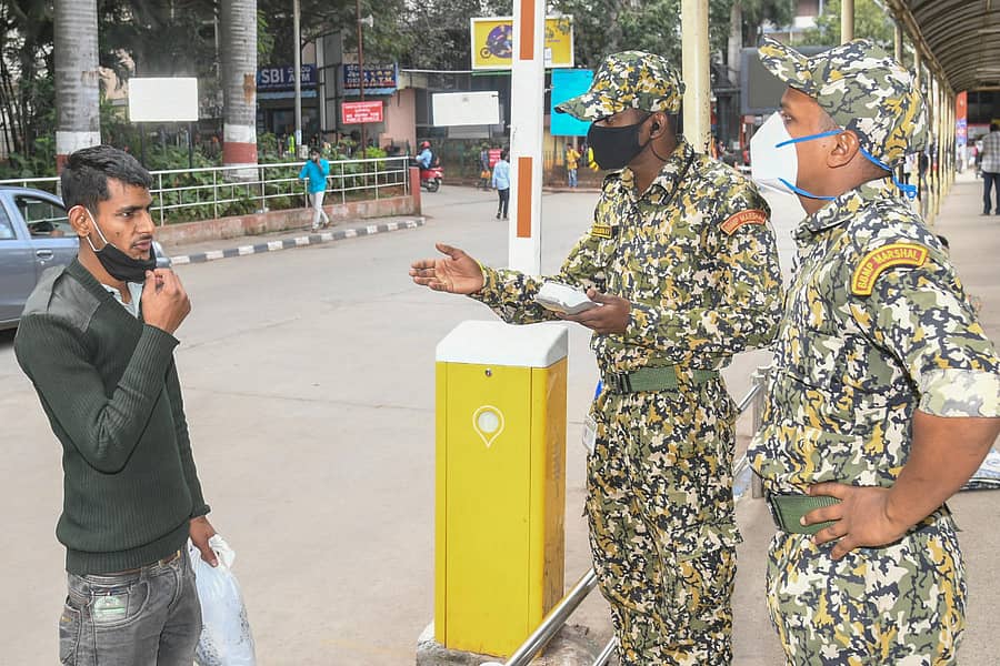 ಬಿಬಿಎಂಪಿ ಮಾರ್ಷಲ್‌ಗಳು ಮುಖಗವಸು ಧರಿಸದೆ ಓಡಾಡುತ್ತಿದ್ದ ಯುವಕನೊಬ್ಬನಿಗೆ ದಂಡ ವಿಧಿಸಿದರು –ಸಂಗ್ರಹ ಚಿತ್ರ