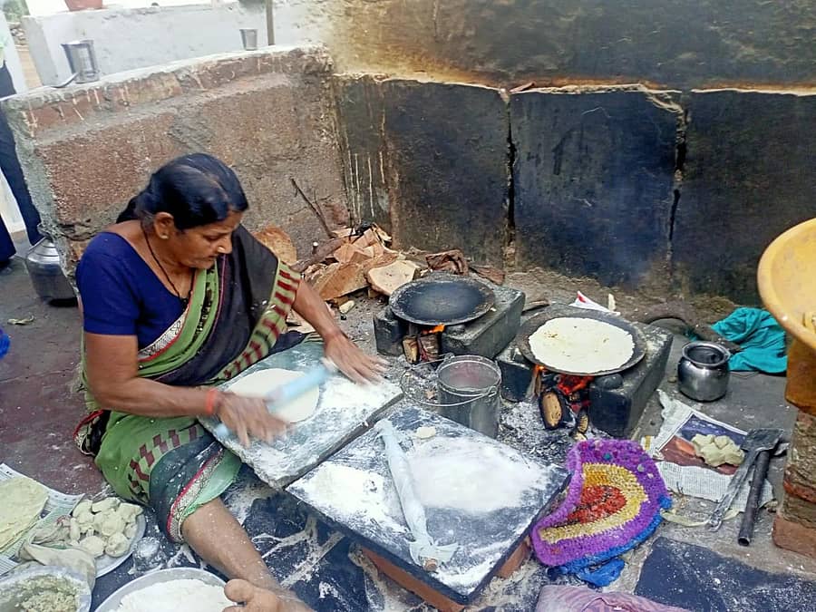 ಮುಂಡರಗಿಯಲ್ಲಿ ಸಿಲಿಂಡರ್ ದೊರೆಯದ ಕಾರಣದಿಂದ ಸಾಂಪ್ರದಾಯಕ ಒಲೆಯಲ್ಲಿ ಕಟ್ಟಿಗೆ ಬಳಸಿ ಅಡುಗೆ ಮಾಡುತ್ತಿರುವ ಮಹಿಳೆ