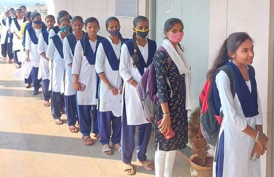 ಬೀದರ್ನ ಸರ್ಕಾರಿ ಪಾಲಿಟೆಕ್ನಿಕ್ನಲ್ಲಿ ಲಸಿಕೆ ಪಡೆಯಲು ಸಾಲುಗಟ್ಟಿ ನಿಂತಿದ್ದ ವಿದ್ಯಾರ್ಥಿನಿಯರು