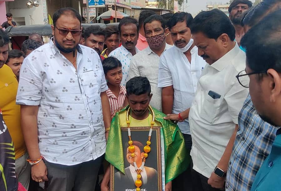 ಮಸ್ಕಿಯಲ್ಲಿ ಭಾನುವಾರ ಯುವಕ ರವಿಕುಮಾರ ಅವರನ್ನು ಪ್ರತಾಪಗೌಡ ಪಾಟೀಲ್ ಪೌಂಡೇಶನ್ ಅಧ್ಯಕ್ಷ ಪ್ರಸನ್ನ ಪಾಟೀಲ್ ಸನ್ಮಾನಿಸಿದರು