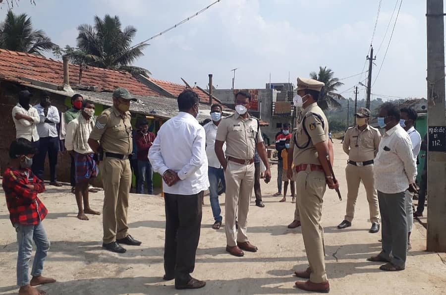 ಜಯಪುರ ಹೋಬಳಿಯ ಅರಸಿನಕೆರೆ ಗ್ರಾಮಕ್ಕೆ ಭಾನುವಾರ ಜಿಲ್ಲಾ ಪೊಲೀಸ್ ವರಿಷ್ಠಾಧಿಕಾರಿ ಆರ್.ಚೇತನ್ ಭೇಟಿ ನೀಡಿ ಮುಖಂಡರಿಂದ ಮಾಹಿತಿ ಪಡೆದರು