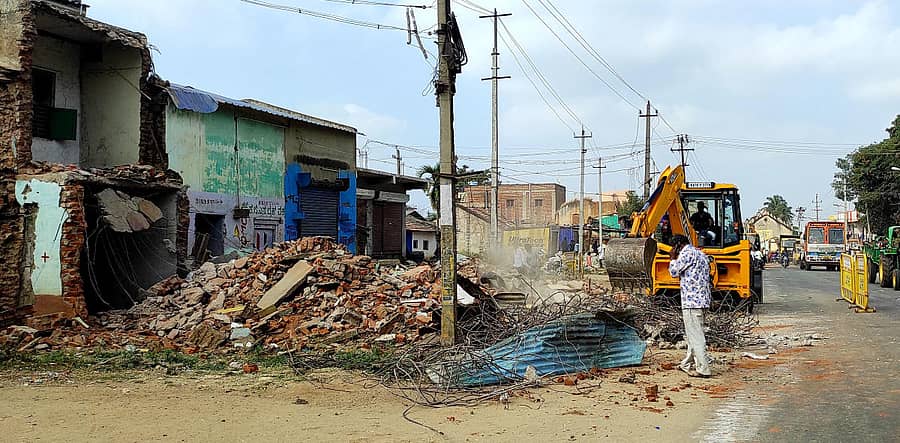 ಹೊಳಲ್ಕೆರೆಯ ಚಿತ್ರದುರ್ಗ ರಸ್ತೆಯ ಪಕ್ಕದಲ್ಲಿರುವ ಮನೆಗಳನ್ನು ಭಾನುವಾರ ತೆರವುಗೊಳಿಸಲಾಯಿತು.