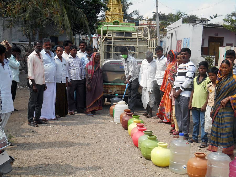 ಲಿಂಗಸುಗೂರು ತಾಲ್ಲೂಕು ಯರಡೋಣ ರಾಜೀವಗಾಂಧಿ ಬಹುಗ್ರಾಮ ಕುಡಿಯುವ ನೀರಿನ ಯೋಜನೆ ನೀರು ಪೂರೈಕೆಯಲ್ಲಿ ತಾಂತ್ರಿಕ ದೋಷ ಕಣಿಸಿಕೊಂಡಿದ್ದರಿಂದ ಹಣ ಪಾವತಿಸಿ  ನೀರು ಪಡೆದುಕೊಳ್ಳುತ್ತಿರುವ ಕುಪ್ಪಿಗುಡ್ಡ ಗ್ರಾಮಸ್ಥರು