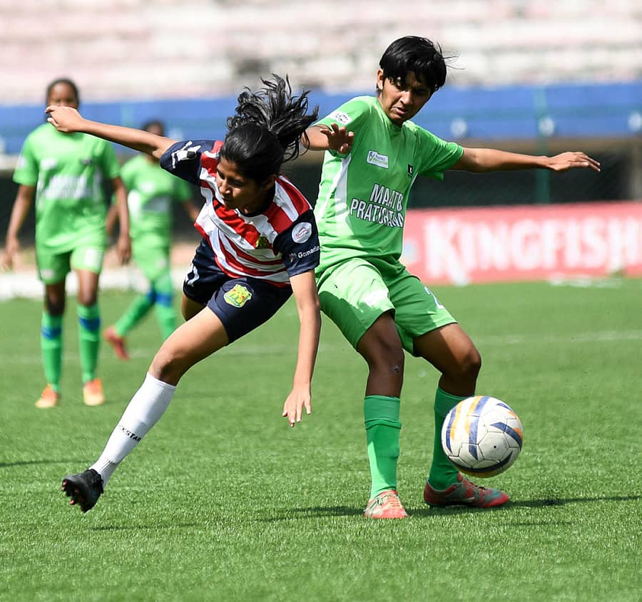 ಕಿಕ್‌ಸ್ಟಾರ್ಟ್‌ ಎಫ್‌ಸಿಯ ಆರುಷಿ ಸಂತೋಷ್‌ (ಎಡ) ಮತ್ತು ಮಾತೃಪ್ರತಿಷ್ಠಾನದ ಖುಷ್ಬೂ ಚೆಂಡಿಗಾಗಿ ಪೈಪೋಟಿ ನಡೆಸಿದರು –ಪ್ರಜಾವಾಣಿ ಚಿತ್ರ