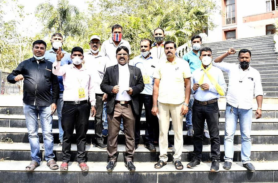 ಶಿವಮೊಗ್ಗದಲ್ಲಿ ಸೋಮವಾರ ಶ್ರೀನಾರಾಯಣ ಗುರು ವಿಚಾರ ವೇದಿಕೆ ಸದಸ್ಯರು ದೆಹಲಿಯ ಗಣರಾಜ್ಯೋತ್ಸವ ಮೆರವಣಿಗೆಯಲ್ಲಿ ಬ್ರಹ್ಮ ಶ್ರೀ ನಾರಾಯಣ ಗುರುಗಳ ಮೂರ್ತಿ ಒಳಗೊಂಡ ಸ್ತಬ್ಧ ಚಿತ್ರಕ್ಕೆ ಅವಕಾಶ ನೀಡಬೇಕು ಎಂದು ಆಗ್ರಹಿಸಿ ಪ್ರತಿಭಟನೆ ನಡೆಸಿದರು.