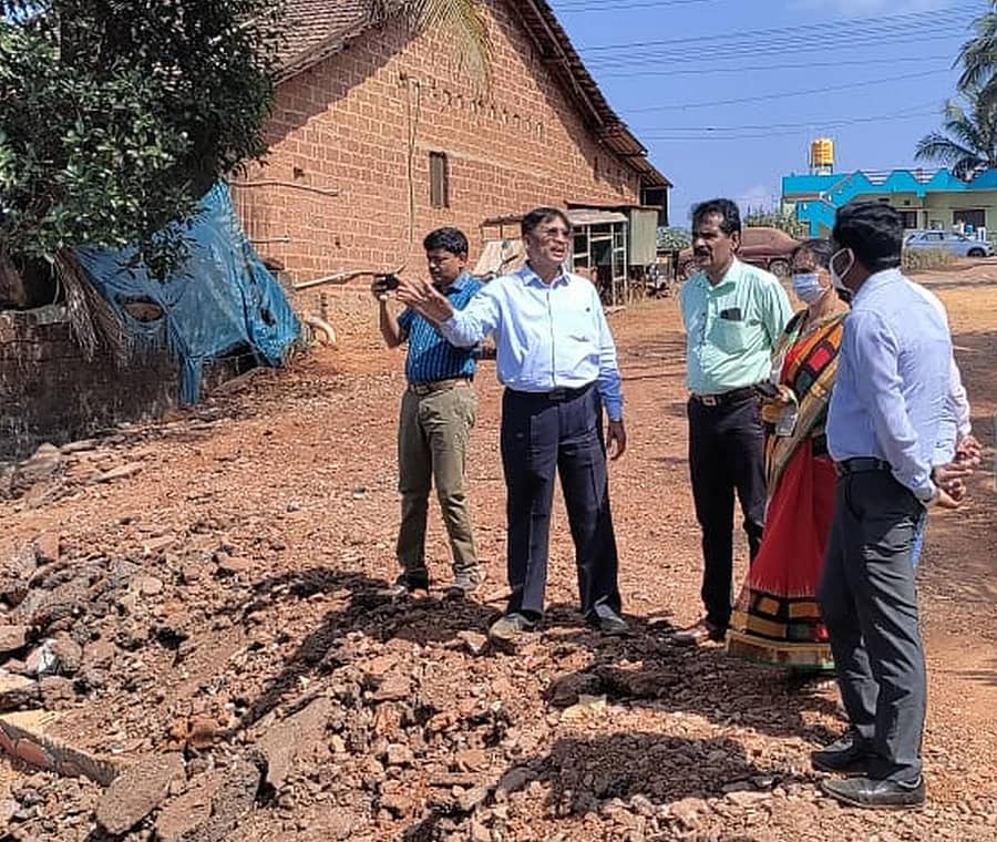 ಶಿರಸಿಯ ಬಶೆಟ್ಟಿಕೆರೆ ಪ್ರದೇಶಕ್ಕೆ ಸೋಮವಾರ ಭೇಟಿ ನೀಡಿದ ನಗರಸಭೆ ಅಧ್ಯಕ್ಷ ಗಣಪತಿ ನಾಯ್ಕ, ಉಪಾಧ್ಯಕ್ಷೆ ವೀಣಾ ಶೆಟ್ಟಿ ಜೀವಜಲ ಕಾರ್ಯಪಡೆ ಅಧ್ಯಕ್ಷ ಶ್ರೀನಿವಾಸ ಹೆಬ್ಬಾರ ಜತೆ ಚರ್ಚಿಸಿದರು. ನಗರಸಭೆ ಅಧಿಕಾರಿಗಳು ಇದ್ದಾರೆ