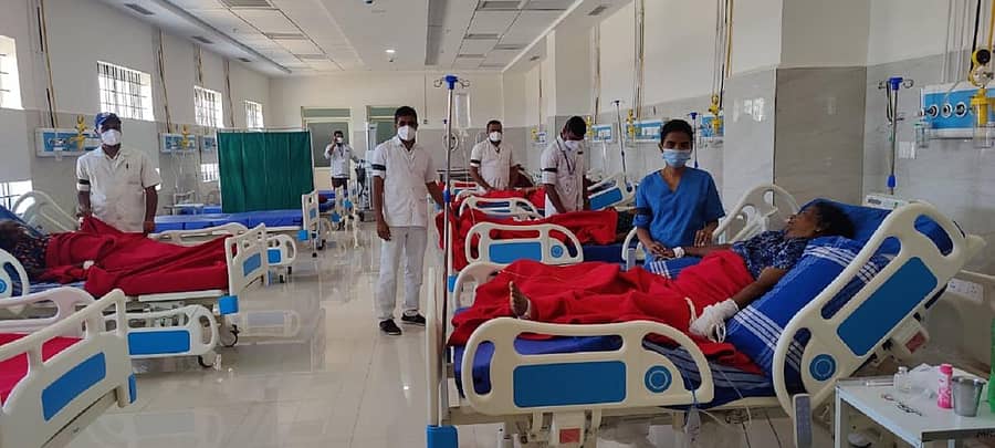 ಕೋವಿಡ್ ಅಪಾಯ ಭತ್ಯೆ ನೀಡಬೇಕು ಎಂದು ಆಗ್ರಹಿಸಿ ಸಿಮ್ಸ್ನ ಶುಶ್ರೂಷಕಾಧಿಕಾರಿಗಳು ಸೋಮವಾರ ಕಪ್ಪು ಪಟ್ಟಿ ಧರಿಸಿ ಕರ್ತವ್ಯ ನಿರ್ವಹಿಸುವ ಮೂಲಕ ಸಾಂಕೇತಿಕ ಪ್ರತಿಭಟನೆ ನಡೆಸಿದರು