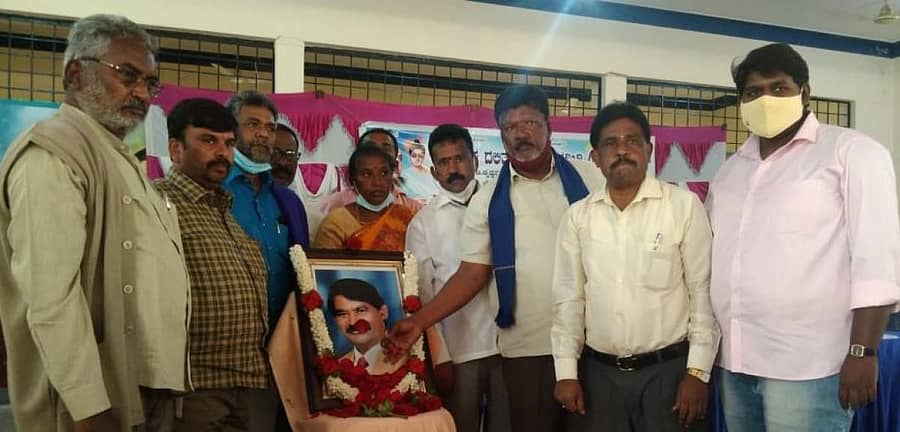 ಬಹುಜನ ನಾಯಕ ಎನ್.ಶಿವಣ್ಣರ ಜನ್ಮ ದಿನಾಚರಣೆ ಅಂಗವಾಗಿ ದಲಿತ ಸಂಘರ್ಷ ಸಮಿತಿ ಜಿಲ್ಲಾ ಸಮಿತಿ ವತಿಯಿಂದ ಕೋಲಾರದಲ್ಲಿ ಸೋಮವಾರ ದಲಿತ ಸ್ವಾಭಿಮಾನ ದಿನ ಆಚರಿಸಲಾಯಿತು