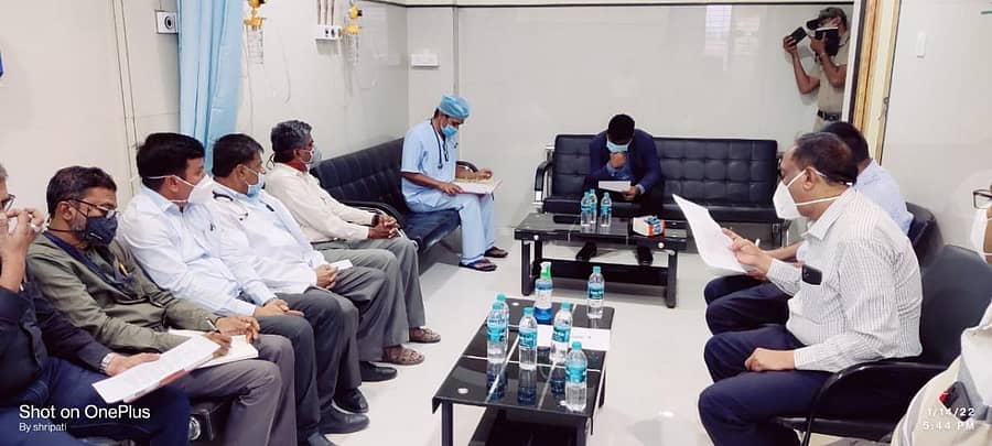 ವಿಜಯಪುರ ಜಿಲ್ಲಾಧಿಕಾರಿ ಪಿ.ಸುನೀಲ್ ಕುಮಾರ್ ನೇತೃತ್ವದ ಕೋವಿಡ್ ವಿಶೇಷ ತಜ್ಞರನ್ನೊಳಗೊಂಡ ಸಮಿತಿ ನಗರದ ಬಂಜಾರಾ ಆಸ್ಪತ್ರೆಗೆ ಭೇಟಿ ನೀಡಿ, ಪರಿಶೀಲನೆ ನಡೆಸಿತು