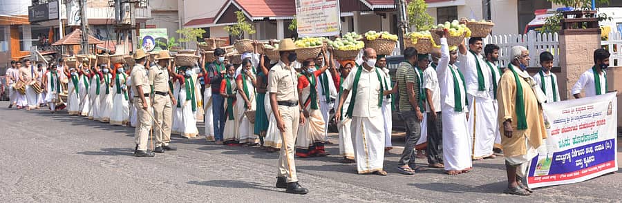 ಮಟ್ಟುಗುಳ್ಳ ಬೆಳೆಗಾರರ ಸಂಘದಿಂದ ಸೋಮವಾರ ಕೃಷ್ಣಾಪುರ ಮಠಕ್ಕೆ ಹೊರೆಕಾಣಿಕೆ ಸಲ್ಲಿಸಲಾಯಿತು.