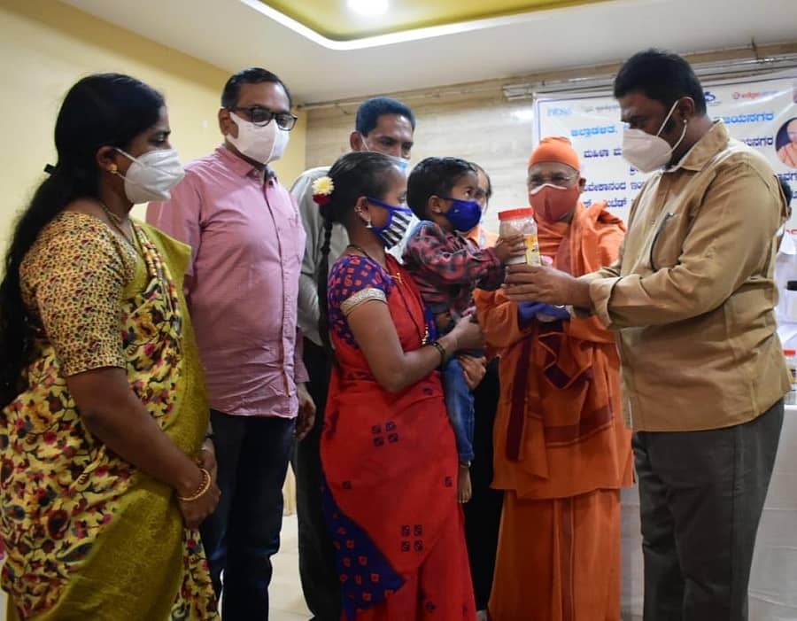 ಹೊಸಪೇಟೆಯಲ್ಲಿ ಮಂಗಳವಾರ ಏರ್ಪಡಿಸಿದ್ದ ಸಮಾರಂಭದಲ್ಲಿ ಜಿಲ್ಲಾ ಉಸ್ತುವಾರಿ ಸಚಿವ ಆನಂದ್ ಸಿಂಗ್ ಅವರು ಅಪೌಷ್ಟಿಕತೆಯಿಂದ ಬಳಲುತ್ತಿರುವ ಮಕ್ಕಳಿಗೆ ‘ಪುಷ್ಟಿ‘ ಪೌಷ್ಟಿಕಾಂಶ ವಿತರಿಸಿದರು