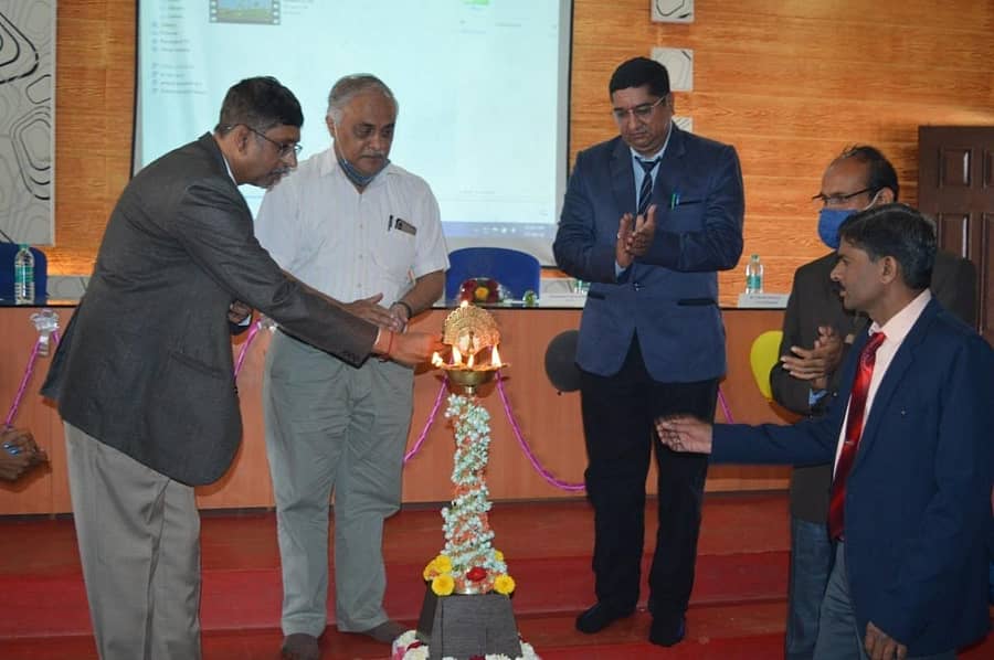 ಬೆಳಗಾವಿಯ ಮರಾಠಾ ಮಂಡಳ ಎಂಜಿನಿಯರಿಂಗ್ ಕಾಲೇಜಿನಲ್ಲಿ ‘ಎನ್ಇಪಿ ಮತ್ತು ಮಾನವೀಯ ಮೌಲ್ಯಗಳು’ ವಿಷಯದ ಕುರಿತು ಆಯೋಜಿಸಿದ್ದ ವಿಚಾರಸಂಕಿರಣವನ್ನು ಮರಾಠಾ ಮಂಡಳ ಪಾಲಿಟೆಕ್ನಿಕ್ ಪ್ರಾಂಶುಪಾಲ ಪ್ರೊ.ರವಿಕುಮಾರ್ ಸೂರ್ಯವಂಶಿ ಉದ್ಘಾಟಿಸಿದರು