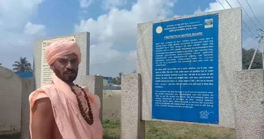 ಋಷಿ ಕುಮಾರ ಸ್ವಾಮೀಜಿ ಮಸೀದಿ ಮುಂದೆ ಮಾತನಾಡುತ್ತಿರುವುದು