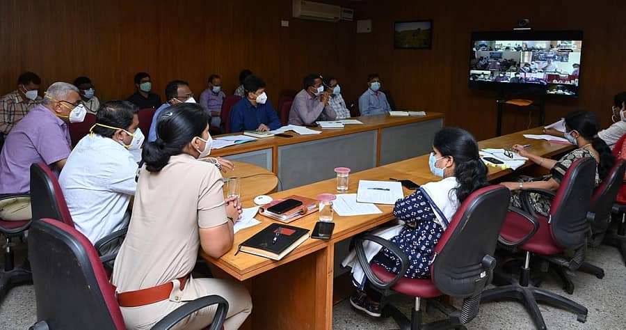 ಕೋವಿಡ್ ನಿಯಂತ್ರಣದ ಬಗ್ಗೆ ಜಿಲ್ಲಾ ಉಸ್ತುವಾರಿ ಸಚಿವ ಶಿವರಾಮ ಹೆಬ್ಬಾರ ಅವರು ವಿಡಿಯೊ ಕಾನ್ಫರೆನ್ಸ್ ಮೂಲಕ ಮಂಗಳವಾರ ಹಮ್ಮಿಕೊಂಡಿದ್ದ ಪರಿಶೀಲನಾ ಸಭೆಯಲ್ಲಿ ವಿವಿಧ ಅಧಿಕಾರಿಗಳು ಭಾಗವಹಿಸಿದ್ದರು. ಜಿಲ್ಲಾಧಿಕಾರಿ ಮುಲ್ಲೈ ಮುಗಿಲನ್, ಎಸ್.ಪಿ ಡಾ.ಸುಮನ್ ಪೆನ್ನೇಕರ್, ಜಿಲ್ಲಾ ಆರೋಗ್ಯಾಧಿಕಾರಿ ಡಾ.ಶರದ್ ನಾಯಕ ಇದ್ದಾರೆ.