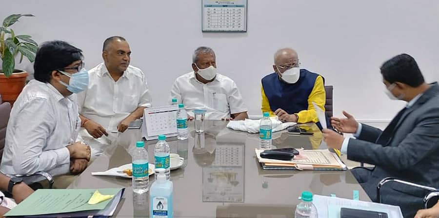 ದಾವಣಗೆರೆ ಜಿಲ್ಲೆಯ ಅಭಿವೃದ್ಧಿ ಕುರಿತು ಚರ್ಚಿಸಲು ಬೆಂಗಳೂರಿನ ವಿಧಾನಸೌಧದಲ್ಲಿ ಮಂಗಳವಾರ ನಗರಾಭಿವೃದ್ಧಿ ಸಚಿವ ಬೈರತಿ ಬಸವರಾಜ ಅಧ್ಯಕ್ಷತೆಯಲ್ಲಿ ಸಭೆ ನಡೆಯಿತು.