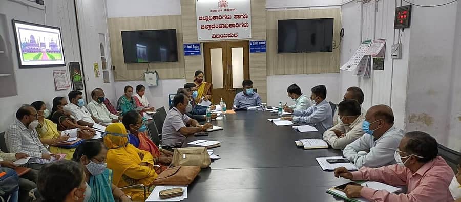 ವಿಜಯಪುರ ಜಿಲ್ಲಾಧಿಕಾರಿಗಳ ಕಚೇರಿ ಸಭಾಂಗಣದಲ್ಲಿ ಮಂಗಳವಾರ ಕೇಂದ್ರ ಸರ್ಕಾರದ ಭೇಟಿ ಬಚಾವೋ, ಭೇಟಿ ಫಡಾವೋ ಯೋಜನೆಯ ಜಿಲ್ಲಾ ಟಾಸ್ಕ್ ಫೋರ್ಸ್ ಸಮಿತಿ ಸಭೆಯಲ್ಲಿ ಜಿಲ್ಲಾಧಿಕಾರಿ ಪಿ.ಸುನೀಲ್ಕುಮಾರ್ ಮಾತನಾಡಿದರು