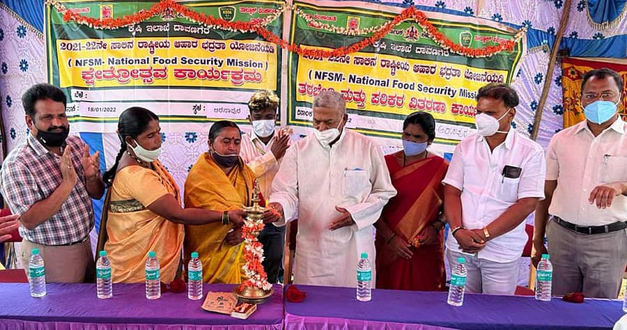 ದಾವಣಗೆರೆಯ ಅರಸಾಪುರ ಗ್ರಾಮದಲ್ಲಿ ಕೃಷಿ ಇಲಾಖೆಯಿಂದ ಪ್ರಗತಿಪರ ರೈತ ಮಂಜನಾಯ್ಕ ಅವರ ಜಮೀನಿನಲ್ಲಿ ಹಮ್ಮಿಕೊಂಡಿದ್ದ ರಾಗಿ ಬೆಳೆಯ ಕ್ಷೇತ್ರೋತ್ಸವವನ್ನು ಶಾಸಕ ಎಸ್.ಎ. ರವೀಂದ್ರನಾಥ್ ಉದ್ಘಾಟಿಸಿದರು.