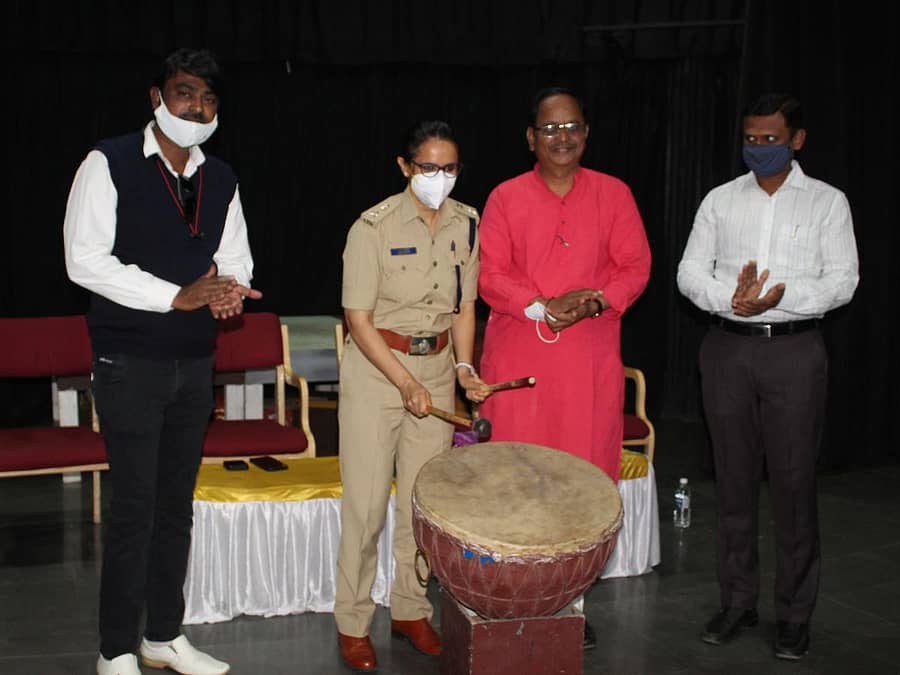 ರಂಗಾಯಣ ಆವರಣದಲ್ಲಿ ಎಸ್ಪಿ ಇಶಾ ಪಂತ್ ಅವರು ನಾಟಕ ತರಬೇತಿಗೆ ಚಾಲನೆ ನೀಡಿದರು. ಪ್ರಭಾಕರ ಜೋಶಿ, ಶಂಕರಗೌಡ ಪಾಟೀಲ ಇತರರು ಇದ್ದರು