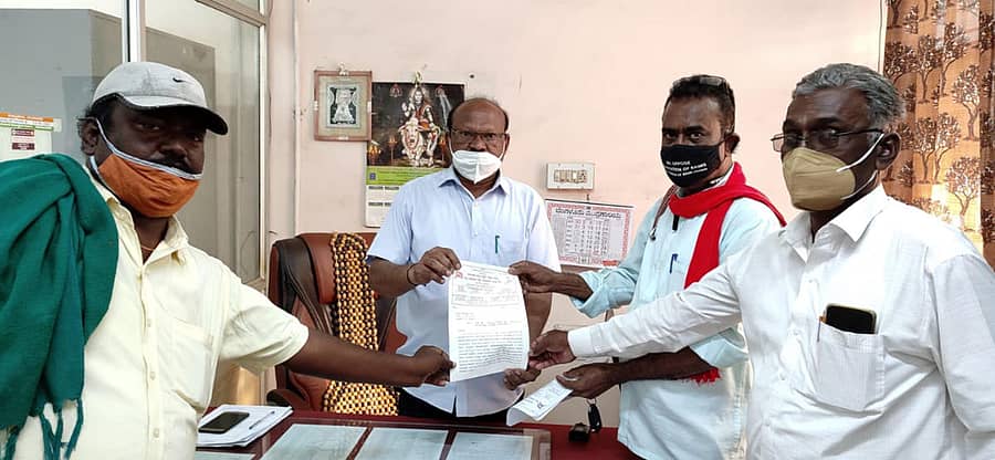 ದಾವಣಗೆರೆ ತಾಲ್ಲೂಕಿನ ಮಲ್ಲಶೆಟ್ಟಿಹಳ್ಳಿಯಲ್ಲಿ ನಕಾಶೆಯಲ್ಲಿರುವಂತೆ 30 ಅಡಿ ಅಗಲದಲ್ಲಿ ಜಿಲ್ಲಾ ಮುಖ್ಯ ರಸ್ತೆಯನ್ನು ನಿರ್ಮಿಸಬೇಕು ಎಂದು ರಾಜ್ಯ ಕಟ್ಟಡ ಕಟ್ಟುವ ಮತ್ತು ಕಲ್ಲು ಒಡೆಯುವ ಕ್ವಾರಿ ಕಾರ್ಮಿಕರ ಸಂಘದ ರಾಜ್ಯ ಅಧ್ಯಕ್ಷ ಎಚ್.ಜಿ. ಉಮೇಶ್ ಅವರು ಉಪ ತಹಶೀಲ್ದಾರ್ ದೇವರಾಜ್ ಅವರಿಗೆ ಮನವಿ ಸಲ್ಲಿಸಿದರು.